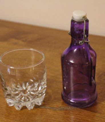 Petite bouteille couleur violette