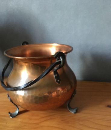 Chaudron en cuivre rouge martelé
