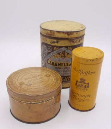 Trio d'anciennes boîtes jaunes