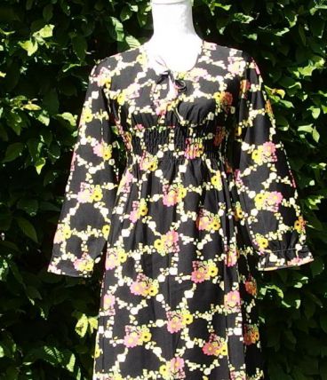 Robe noir à fleurs pur 70ies T32-34-36