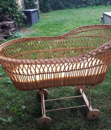 Beceau en osier a roulette 