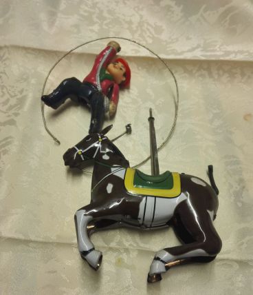Jouet en tôle cavalier au lasso