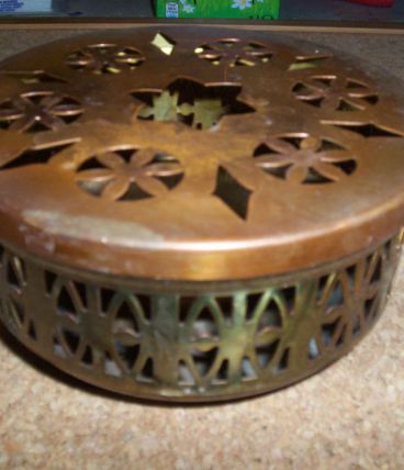 porte bougie parfuméé en métal cuivre dentellé 