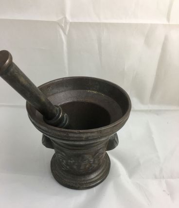 BEAU MORTIER EN FONTE AVEC ANGE