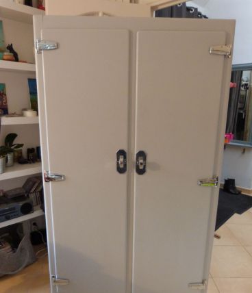 Armoire à charnières