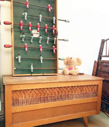 Banc coffre à jouets vintage en bois et rotin 70's