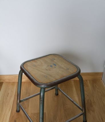Tabouret d'école ou d'atelier en métal et bois style industriel