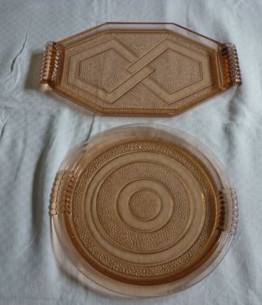 Lot de 2 plateaux en verre moulé rose