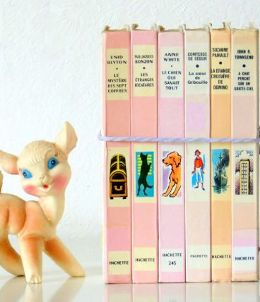 Livres Bibliothèque rose ficelés à mettre en scène pour une déco vintage  Années 60 