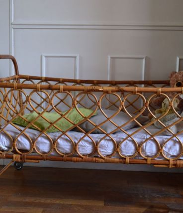 Très joli lit d'enfant en rotin - vintage 