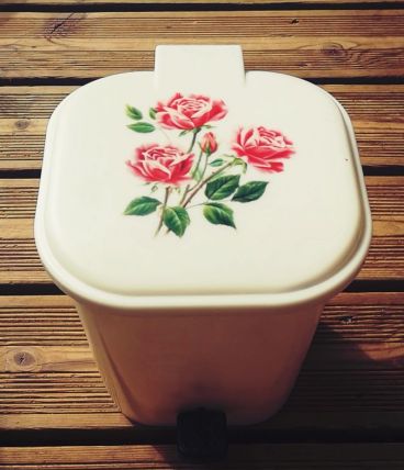 poubelle vintage décor roses à pédale 