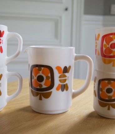 Lot de 4 mugs Mobil Arcopal et pichet 70's