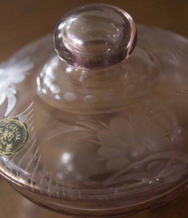 Bonbonnière mauve en cristal de bohème taillé