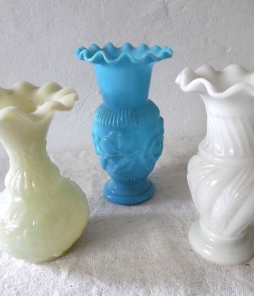 Trois vases en opaline