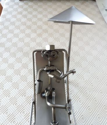 Personnage dans sa chaise longue