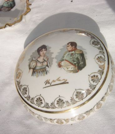 Bonbonnière Napoléon et Joséphine à motifs dorés