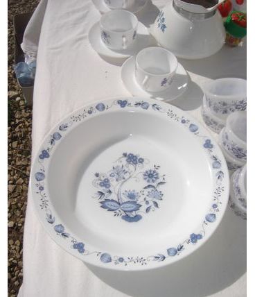 Grand plat Arcopal fleurs bleues ANTAR Vintage