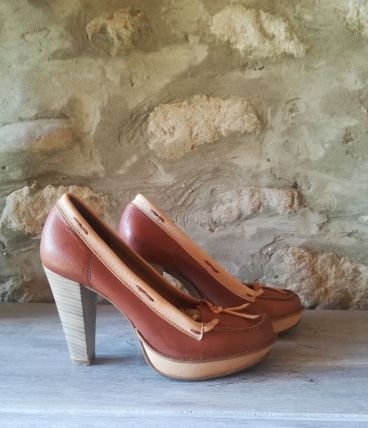 belle chaussure rétro vintage en cuir 