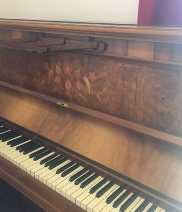 Piano droit avec marqueterie fleurie