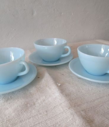 tasses bleu lagon avec soucoupes