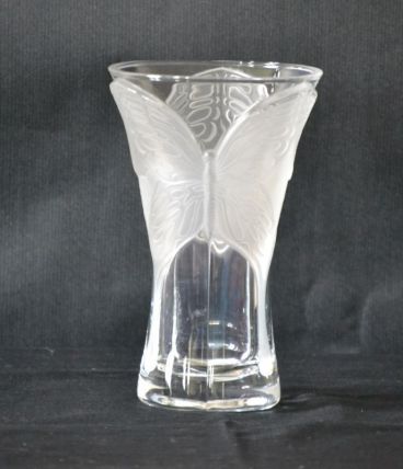 Vase en verre dépoli au motif de papillon en relief