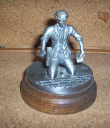 STATUETTE ETAIN SUR SOCLE LE CANTONIER 