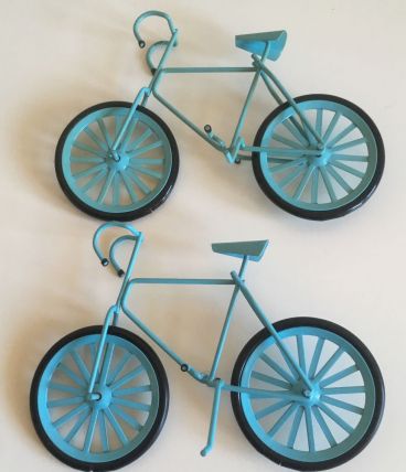 2 petits vélos bleus décoratifs