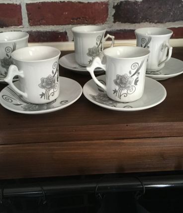 Délicat service à café en porcelaine