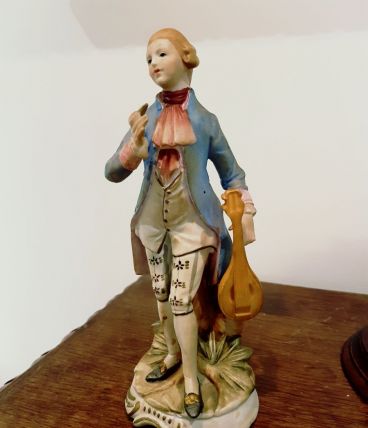 3 Figurines en biscuit porcelaine 