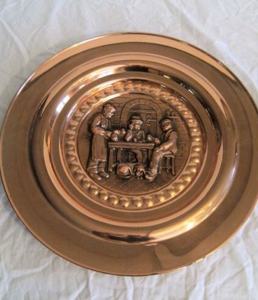 Assiette cuivre verni murale scène de vie