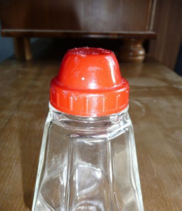 Salière de comptoir en verre épais/plastique vintage