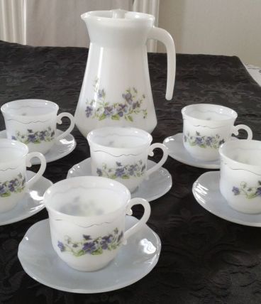 6 tasses à café+ 6 soucoupes + broc