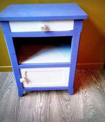 Le meuble aux poignées bleues 