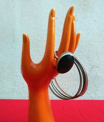 Main en céramique estampillée JMR