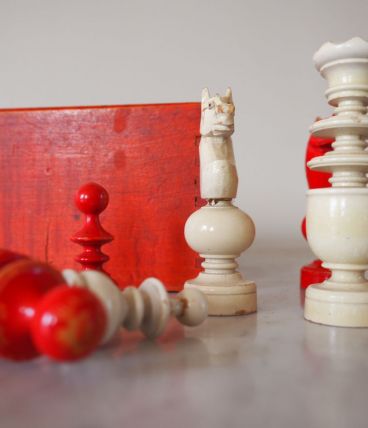 Pions d'échecs et boîte en bois