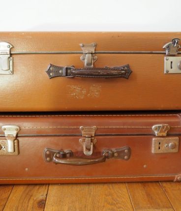 Valise brune aux coins noirs