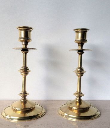 Paire de bougeoirs en laiton