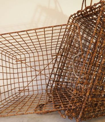 Panier à huîtres en métal oxydé