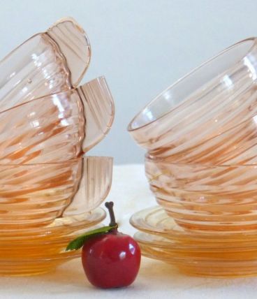 6 tasses à café avec soucoupes Art déco anciennes en verre 