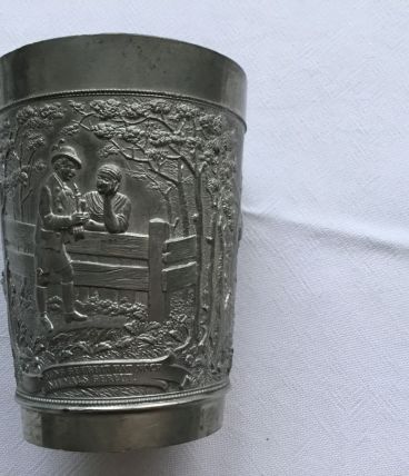 Gobelet en métal gravé 