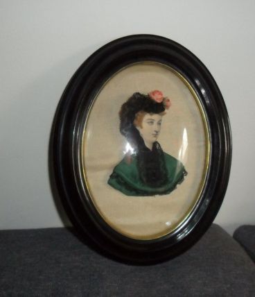 CADRE BOMBE OVALE  GRAVURE BUSTE FEMME HABILLEE