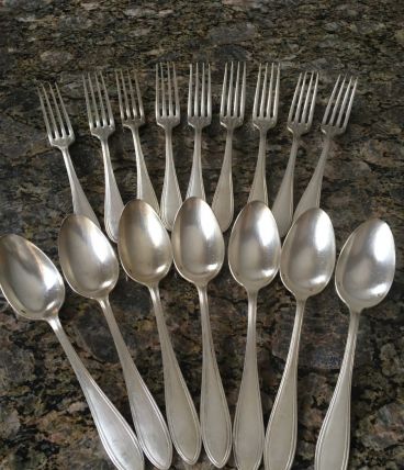 9 fourchettes et 7 cuillères à soupe en métal argenté