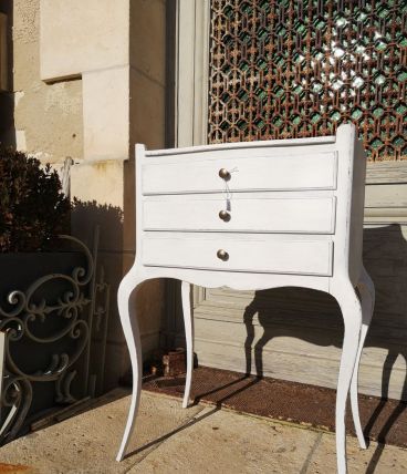 Meuble chevet à trois tiroirs, patine blanche