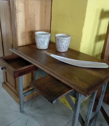 Table d'appoint ou bureau de style vintage avec tiroir.