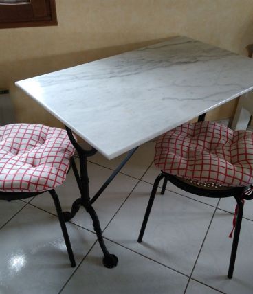 table bistro marbre avec 2 chaises canelés