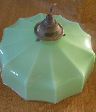 Suspension en opaline verte ,   vintage