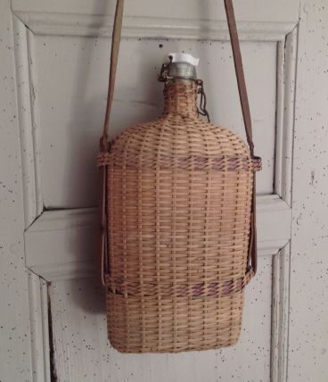 Bouteille et son étui en osier