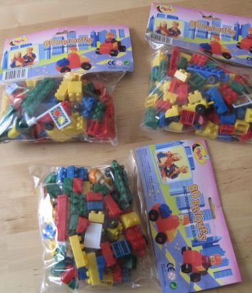 3 Jouets anciens - "80 briques avec personnages et roues 