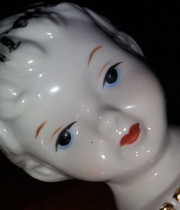 bébé couché  piano en porcelaine