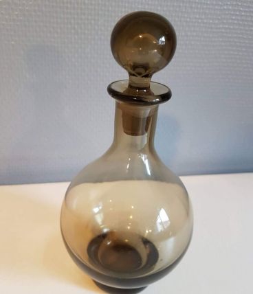 flacon en verre gris foncé avec bouchon